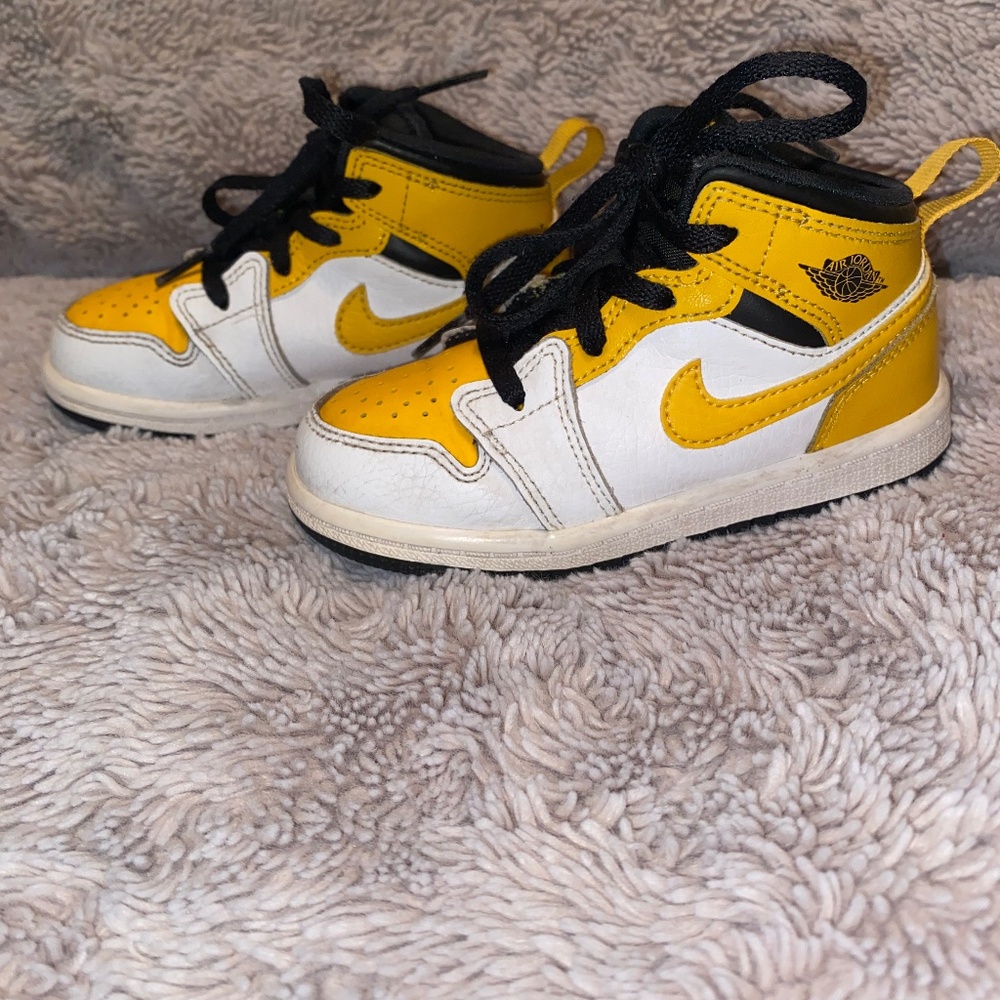 Nike Air Jordan 1 Mid University Gold White